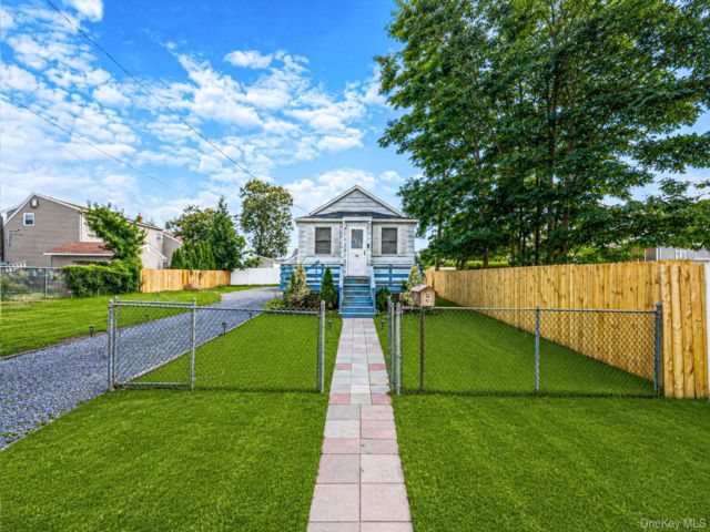  1 BR,  1.00 BTH &nbsp;Ranch style home in Copiague