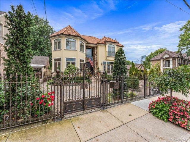 5 BR,  5.00 BTH &nbsp;Mediterranean style home in Whitestone