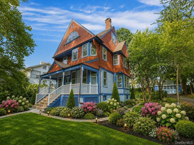  7 BR,  3.00 BTH &nbsp;Colonial style home in Mount Vernon