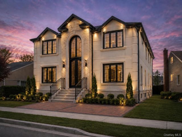  5 BR,  5.00 BTH &nbsp;Colonial style home in Valley Stream