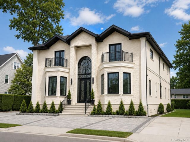  5 BR,  7.00 BTH &nbsp;Colonial style home in Valley Stream