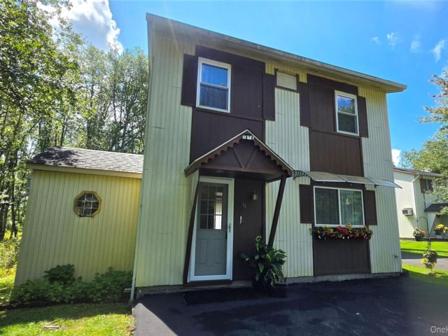  3 BR,  2.00 BTH &nbsp;House style home in Kiamesha Lake