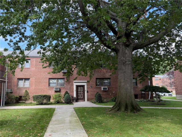  2 BR,  1.00 BTH &nbsp;Garden style home in Howard Beach