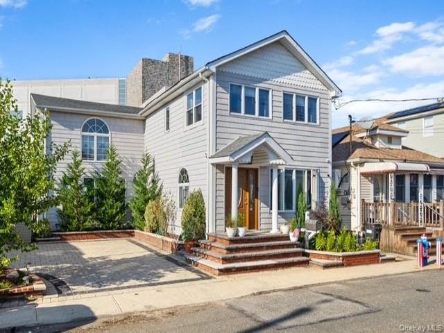  4 BR,  2.00 BTH &nbsp;Traditional style home in Broad Channel