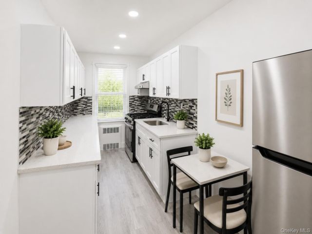  2 BR,  1.00 BTH &nbsp;Mid rise style home in Jackson Heights
