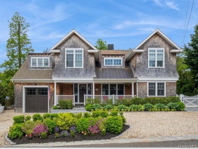  4 BR,  3.00 BTH &nbsp;Colonial style home in Bayville