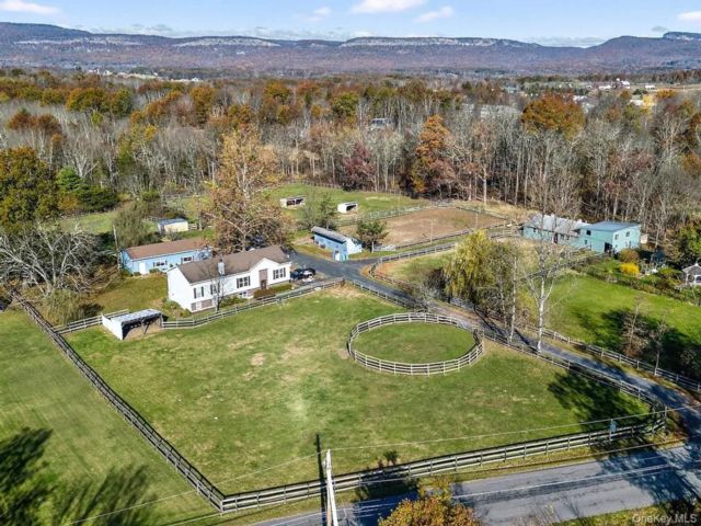  3 BR,  4.00 BTH &nbsp;Raised ranch style home in Gardiner