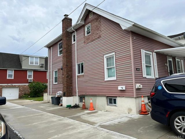  4 BR,  3.00 BTH &nbsp;Colonial style home in Woodmere