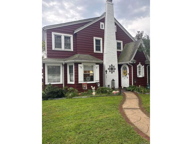  4 BR,  3.00 BTH &nbsp;Colonial style home in Bellerose Village