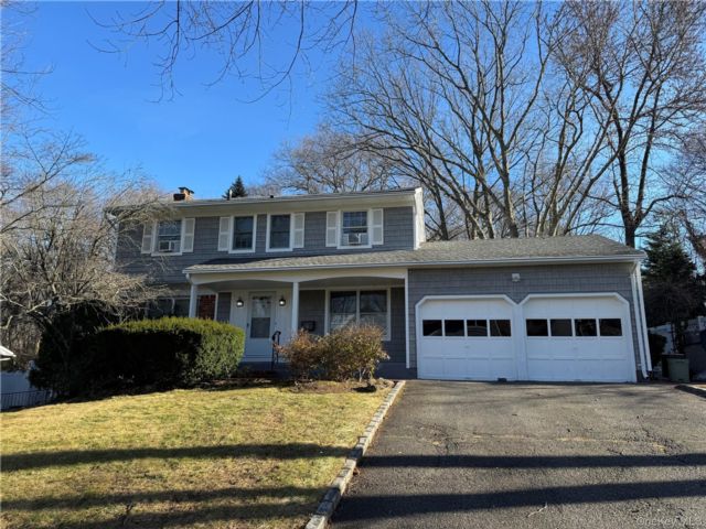  4 BR,  3.00 BTH &nbsp;Colonial style home in Syosset