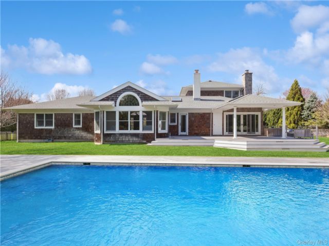  3 BR,  2.00 BTH &nbsp;Post modern style home in Quogue