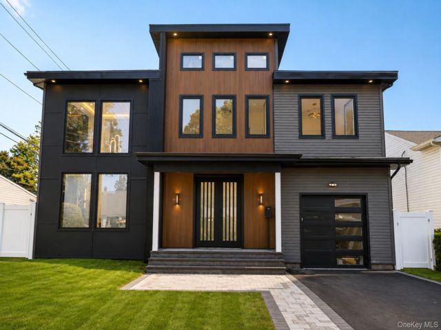  5 BR,  6.00 BTH &nbsp;Contemporary style home in Levittown