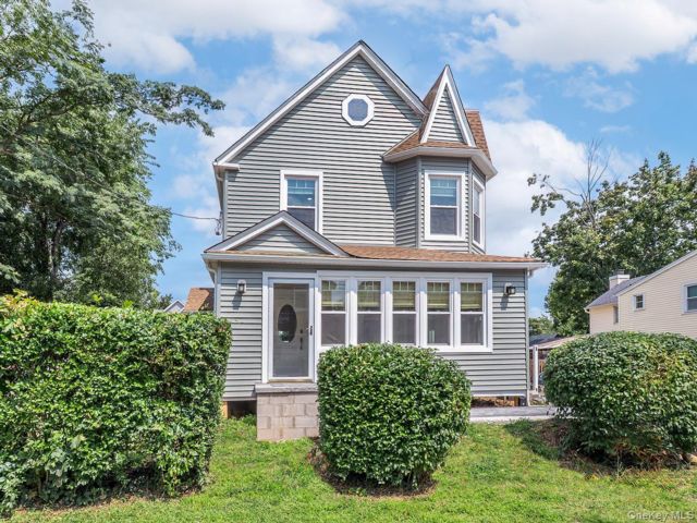  3 BR,  2.00 BTH &nbsp;Colonial style home in Bayville