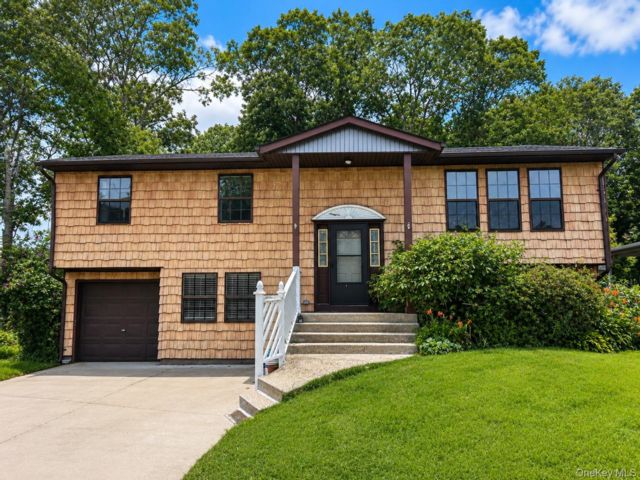  6 BR,  3.00 BTH &nbsp;Hi ranch style home in Sayville