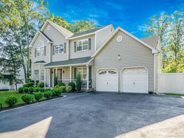 5 BR,  4.00 BTH &nbsp;Colonial style home in Selden
