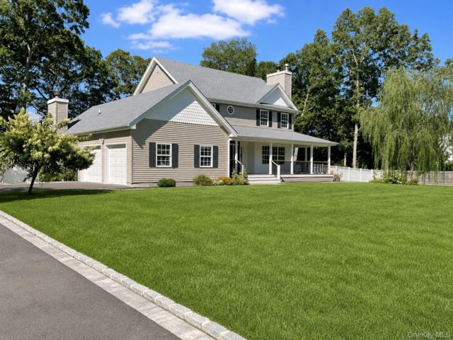  3 BR,  4.00 BTH &nbsp;Post modern style home in Middle Island