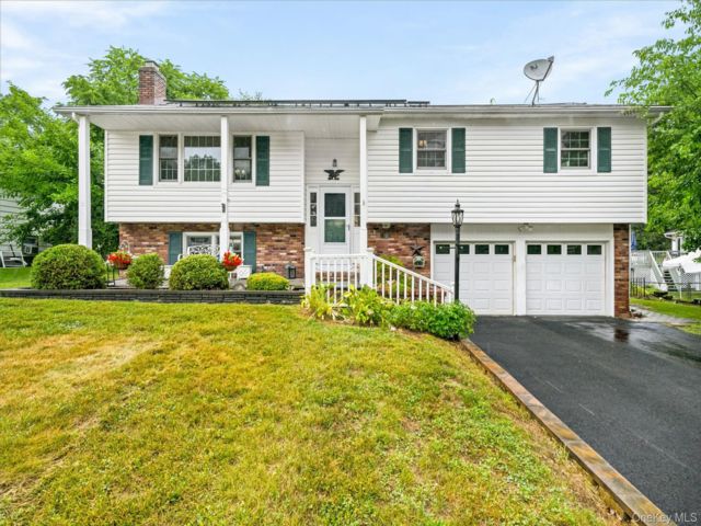  3 BR,  3.00 BTH &nbsp;Raised ranch style home in New Windsor