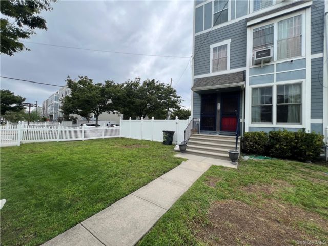  2 BR,  1.00 BTH &nbsp;Includes legal  style home in Far Rockaway