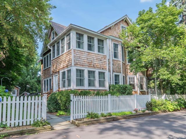  3 BR,  2.00 BTH &nbsp;Other style home in Sea Cliff