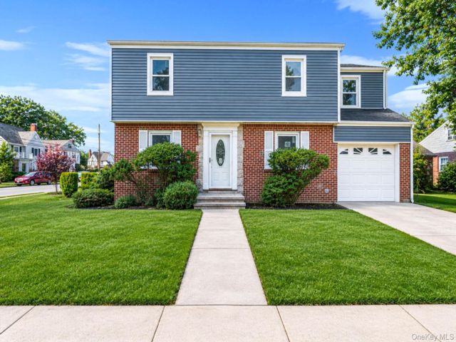  3 BR,  2.00 BTH &nbsp;Colonial style home in Lynbrook