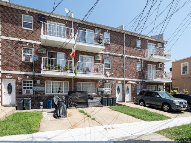 11 BR,  4.00 BTH &nbsp;House style home in Queens Village