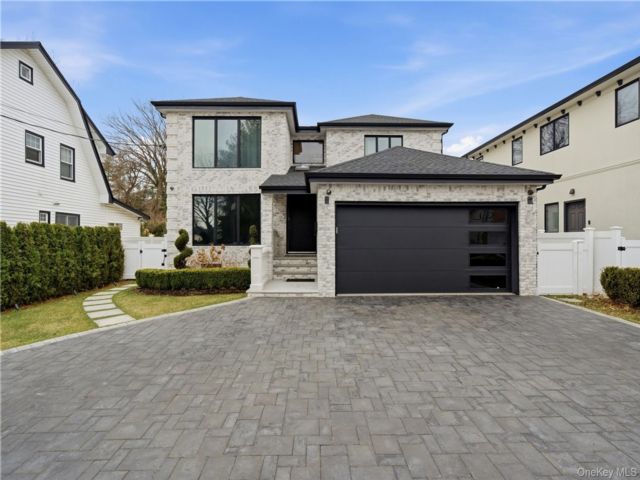  5 BR,  4.00 BTH &nbsp;Colonial style home in Roslyn Heights