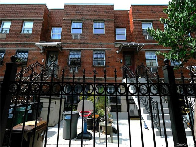  2 BR,  1.00 BTH &nbsp;Colonial style home in Bushwick