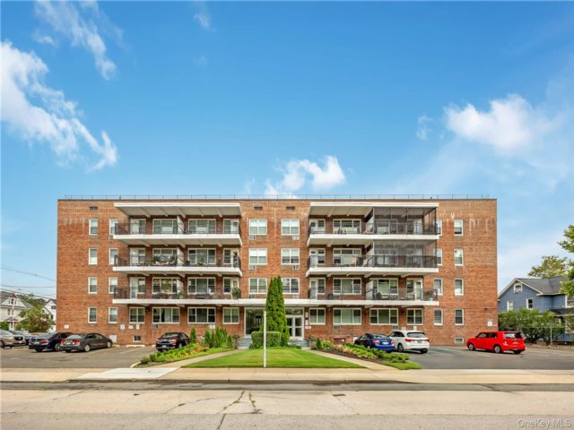  2 BR,  2.00 BTH &nbsp;Mid rise style home in Freeport