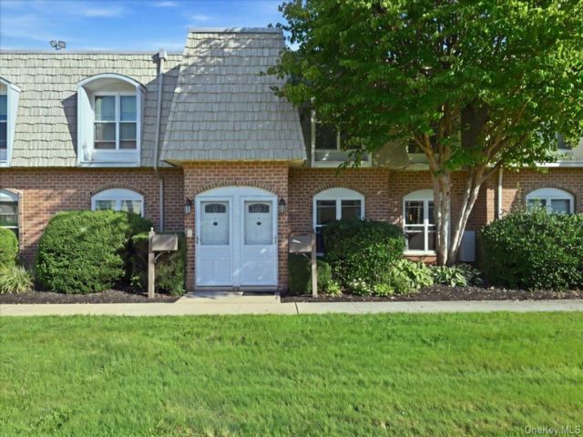  1 BR,  1.00 BTH &nbsp;Garden style home in Wheatley Heights