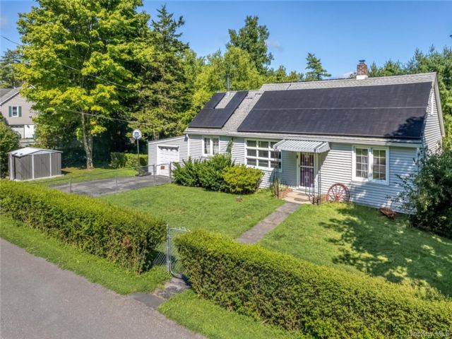  4 BR,  2.00 BTH &nbsp;Cape cod style home in Esopus