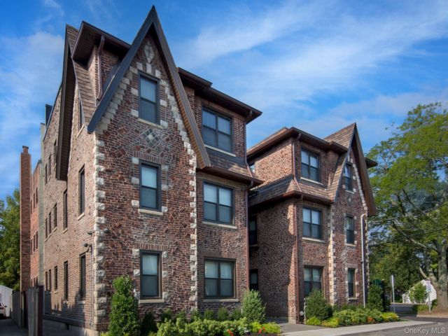  1 BR,  1.00 BTH &nbsp;Includes legal  style home in Hewlett