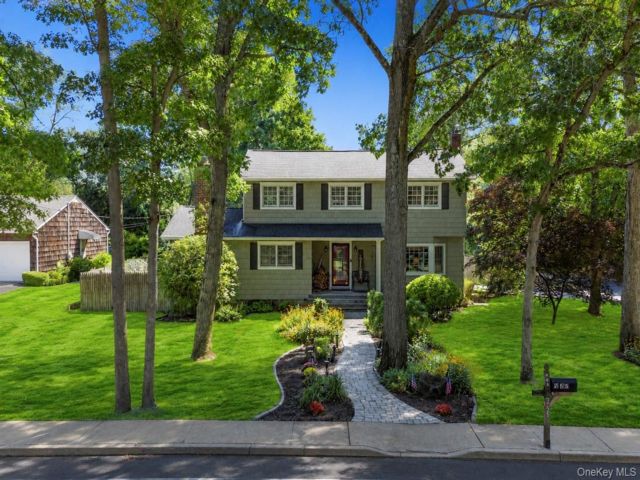  4 BR,  3.00 BTH &nbsp;Colonial style home in Nesconset