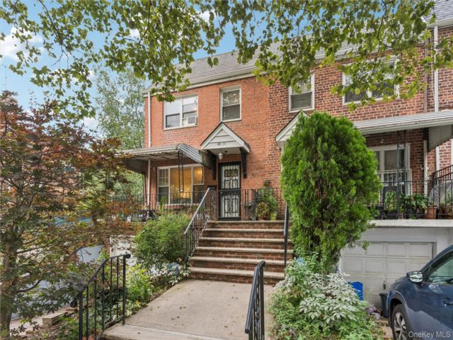  3 BR,  3.00 BTH &nbsp;Traditional style home in Bayside