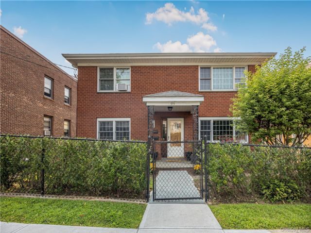  3 BR,  2.00 BTH &nbsp;Colonial style home in Yonkers