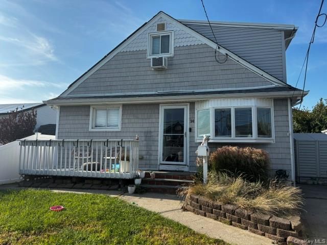 [Lindenhurst Real Estate, listing number 7334081]