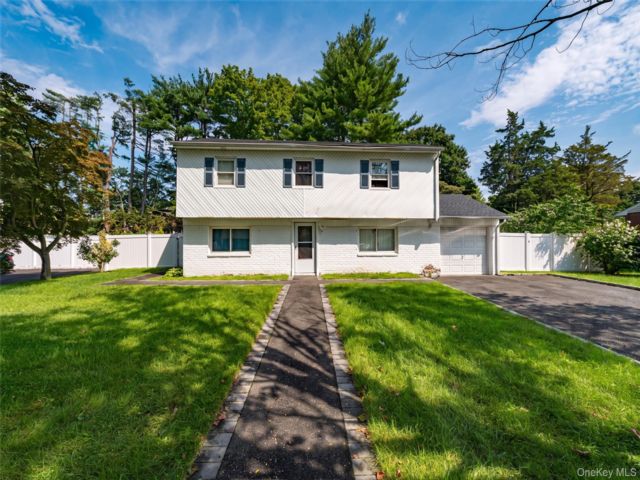  4 BR,  2.00 BTH &nbsp;Splanch style home in Huntington
