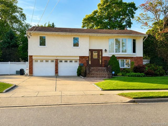  4 BR,  2.00 BTH &nbsp;Hi ranch style home in Plainview