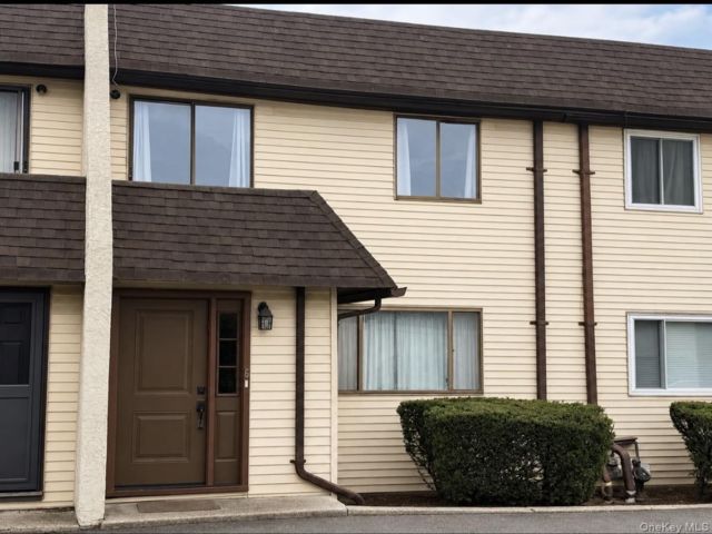  3 BR,  2.00 BTH &nbsp;Condo style home in Valley Stream