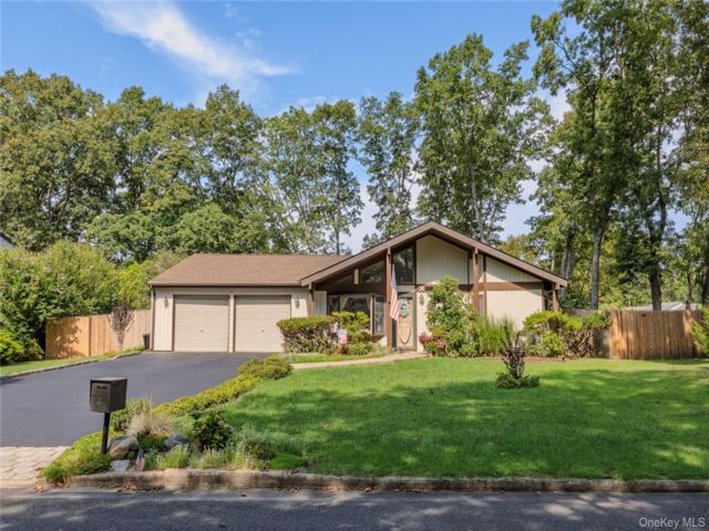  3 BR,  2.00 BTH &nbsp;Exp ranch style home in Coram