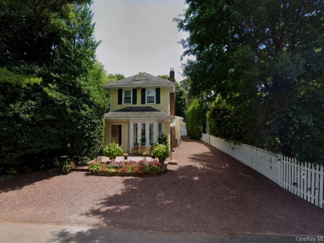 2 BR,  3.00 BTH &nbsp;Colonial style home in Lawrence