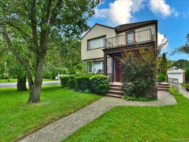  3 BR,  3.00 BTH &nbsp;Colonial style home in Fresh Meadows