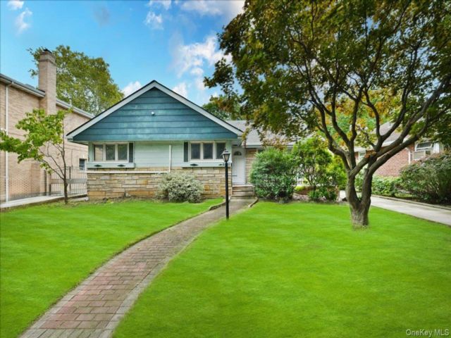  4 BR,  3.00 BTH &nbsp;Ranch style home in Fresh Meadows