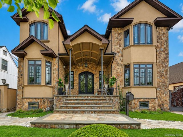  5 BR,  5.00 BTH &nbsp;Colonial style home in Howard Beach