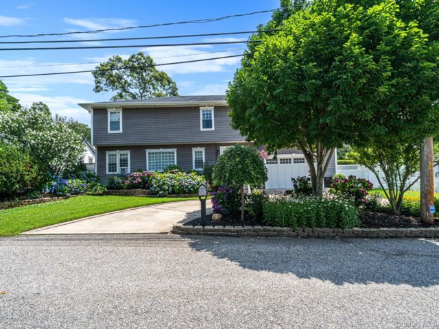 5 BR,  3.00 BTH &nbsp;Colonial style home in Ronkonkoma