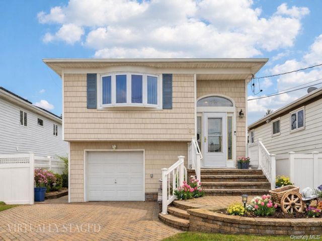  3 BR,  1.00 BTH &nbsp;Split level style home in Babylon