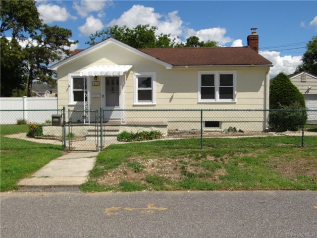  2 BR,  1.00 BTH &nbsp;Ranch style home in West Babylon