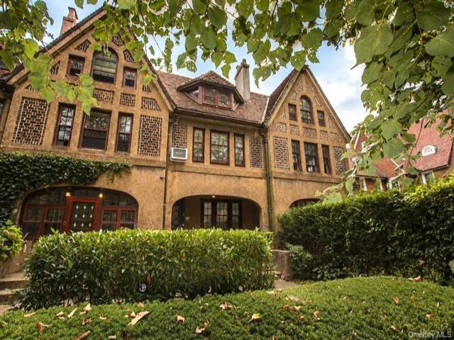  4 BR,  2.00 BTH &nbsp;Traditional style home in Forest Hills