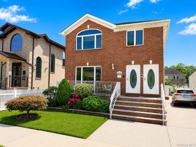  6 BR,  2.00 BTH &nbsp;House style home in Bayside
