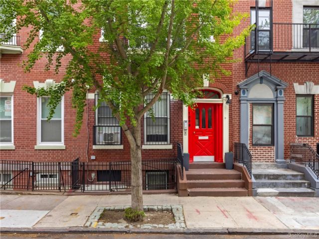 8 BR,  3.00 BTH &nbsp;House style home in Stadium