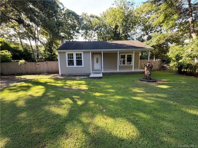  2 BR,  1.00 BTH &nbsp;Ranch style home in Mastic